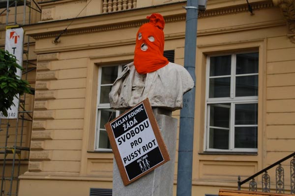 Members of the Independent Social Ecological Movement in Brno, Czech Republic, decorated city statues in balaclavas in June. Nesehnuti/Freepussyriot.org