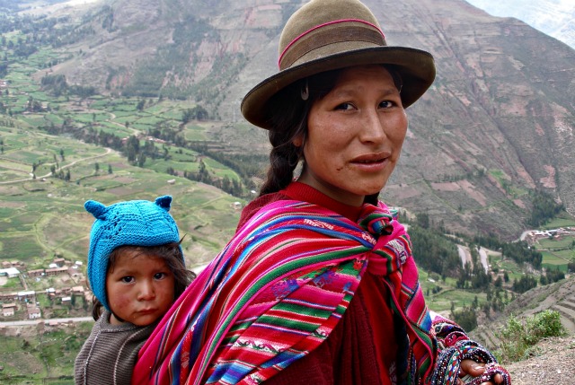 Quechua woman and  child, Peru: quinet via Wikimedia Commons